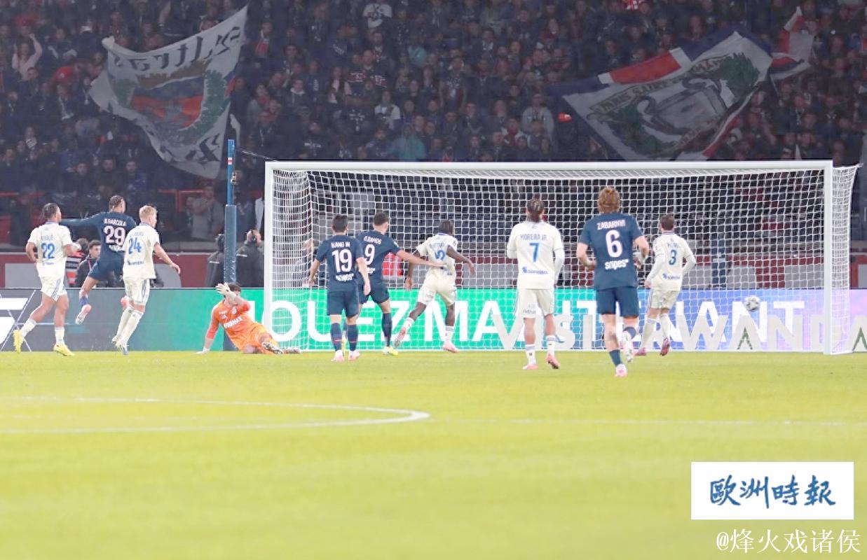 激烈对决!巴黎圣日耳曼3-3战平斯特拉斯堡,领先优势仅剩1分 激烈对决!巴黎圣日耳曼3-3战平斯特拉斯堡,领先优势仅剩1分